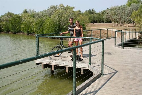 Laura Dekker hanging out with her Dad in Darwin ©  SW